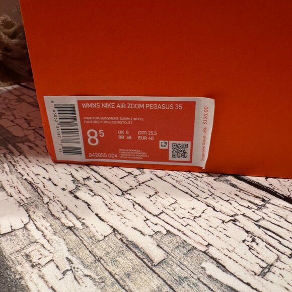 NWT Women's Nike Trainers Gray White Lightweight - Picture 4 of 4